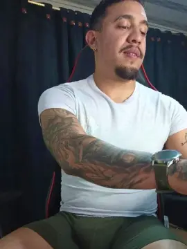 Cam4 Free Live Porn of Im_massimo777
