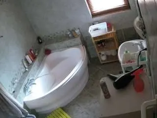 Camsoda Live Sex Cam of voyeurcam-julmodels-bath-1st-2