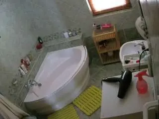 Camsoda Adult Webcams of voyeurcam-julmodels-bath-1st-2