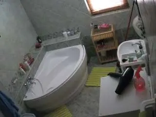Camsoda Adult Webcams of voyeurcam-julmodels-bath-1st-2