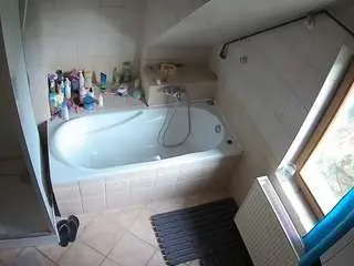 Camsoda Free Porn Cam of voyeurcam-julmodels-bath-2nd-1