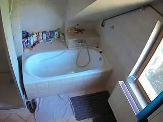 Camsoda Adult Video Chat of voyeurcam-julmodels-bath-2nd-1