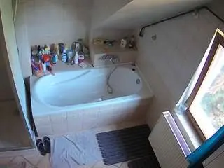 Camsoda Private Sex Chat of voyeurcam-julmodels-bath-2nd-1
