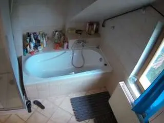 Camsoda Live Sex Cam of voyeurcam-julmodels-bath-2nd-1