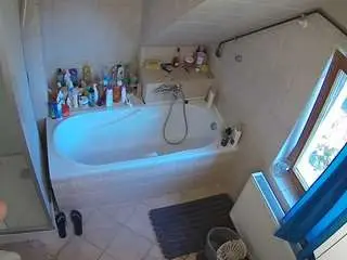 Camsoda Sex Cam of voyeurcam-julmodels-bath-2nd-1