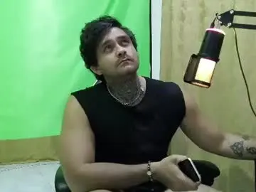 Chaturbate Live Sex Cam of aronmiller404
