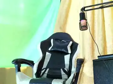 Chaturbate Live Sex Cam of aronmiller404
