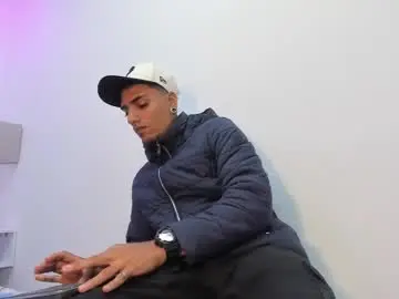 Chaturbate Watch Live Sex Cams of dennis_kinsey