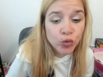 Chaturbate Live Sex Cam of artsyandcraftsy_