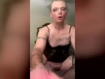 Chaturbate Live Sex Cam of queenwhiteboi