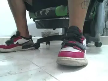 Chaturbate Live Sex Cam of srfindomfeet_
