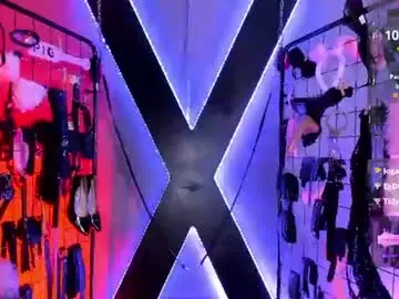 Chaturbate Live Sex Cam of iris_cinthia_bdsm