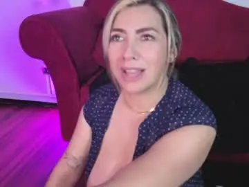 Chaturbate Live Sex Cam of isabella_lt