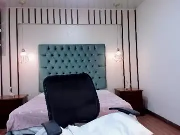 Chaturbate Live Sex Cam of madissonlow