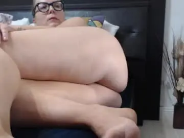 Chaturbate Live Sex Cam of milfbiglips38