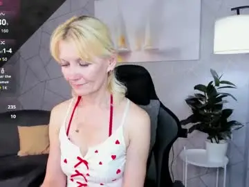 Chaturbate Live Sex Cam of julie_lucasss