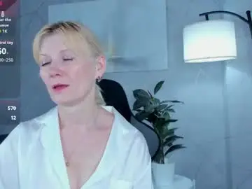 Chaturbate Live Sex Cam of julie_lucasss