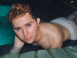Streamate Watch Live Sex Cams of IzanCross