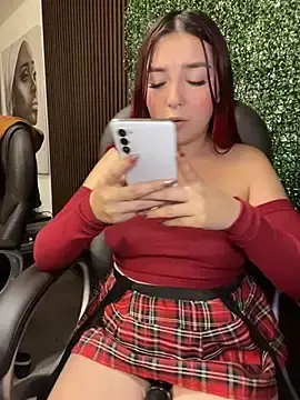 Stripchat Free Porn Cam of Karen18_boobs