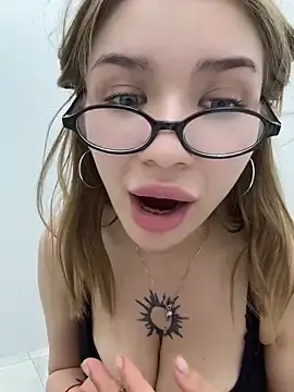 Stripchat Live Sex Cam of FlashTitsRoyal