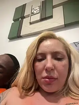 Stripchat Live Sex Cam of Juuhschmitt