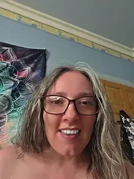 Stripchat Live Sex Cam of Izzylove47