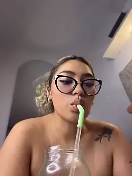 Stripchat Live Sex Cam of Maddy_Beluci