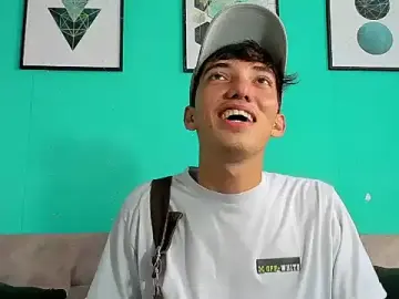 Stripchat Live Sex Cam of MaikolOrtizz