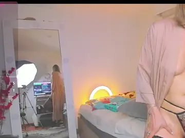 Stripchat Free Porn Cam of SharonVelvet