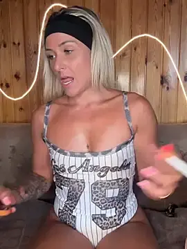 Stripchat Watch Live Sex Cams of petrouchkaaa_