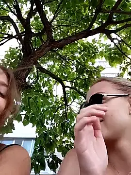 Stripchat Live Sex Cam of caressyourself