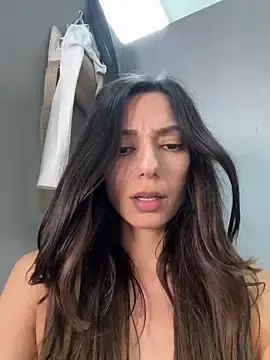 Stripchat Sex Cam of -_MiaQueen_-