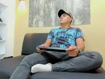 Stripchat Live Sex Cam of THEO_WOOD3