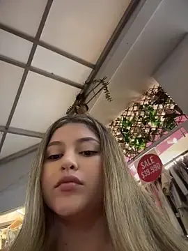 Stripchat Live Sex Cam of lunablossom_