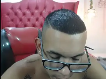 Stripchat Adult Webcam of maximiliano_hotdevil