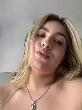 Stripchat Live Sex of Cloee_Rainbow1