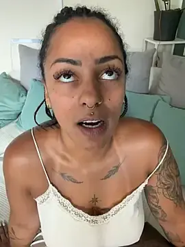 Stripchat Free Porn Cam of SweetPetiteNoir