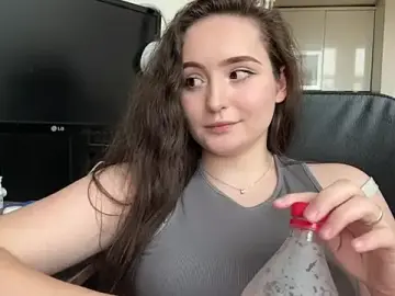 Stripchat Adult Webcam of Emilly_Cart