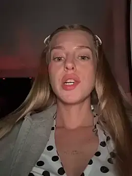 Stripchat Live Sex of kira_mia