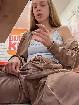 Stripchat Live Sex Cam of kira_mia