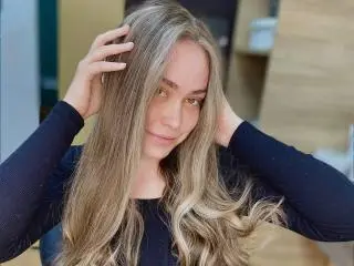 Xlovecam Free Live Porn of MelanieCutes
